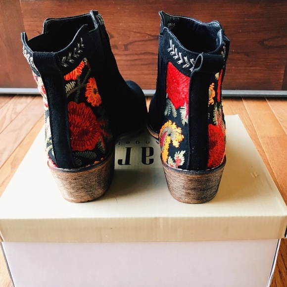 🆕Embroidered Black Bootie - Picture 2 of 4