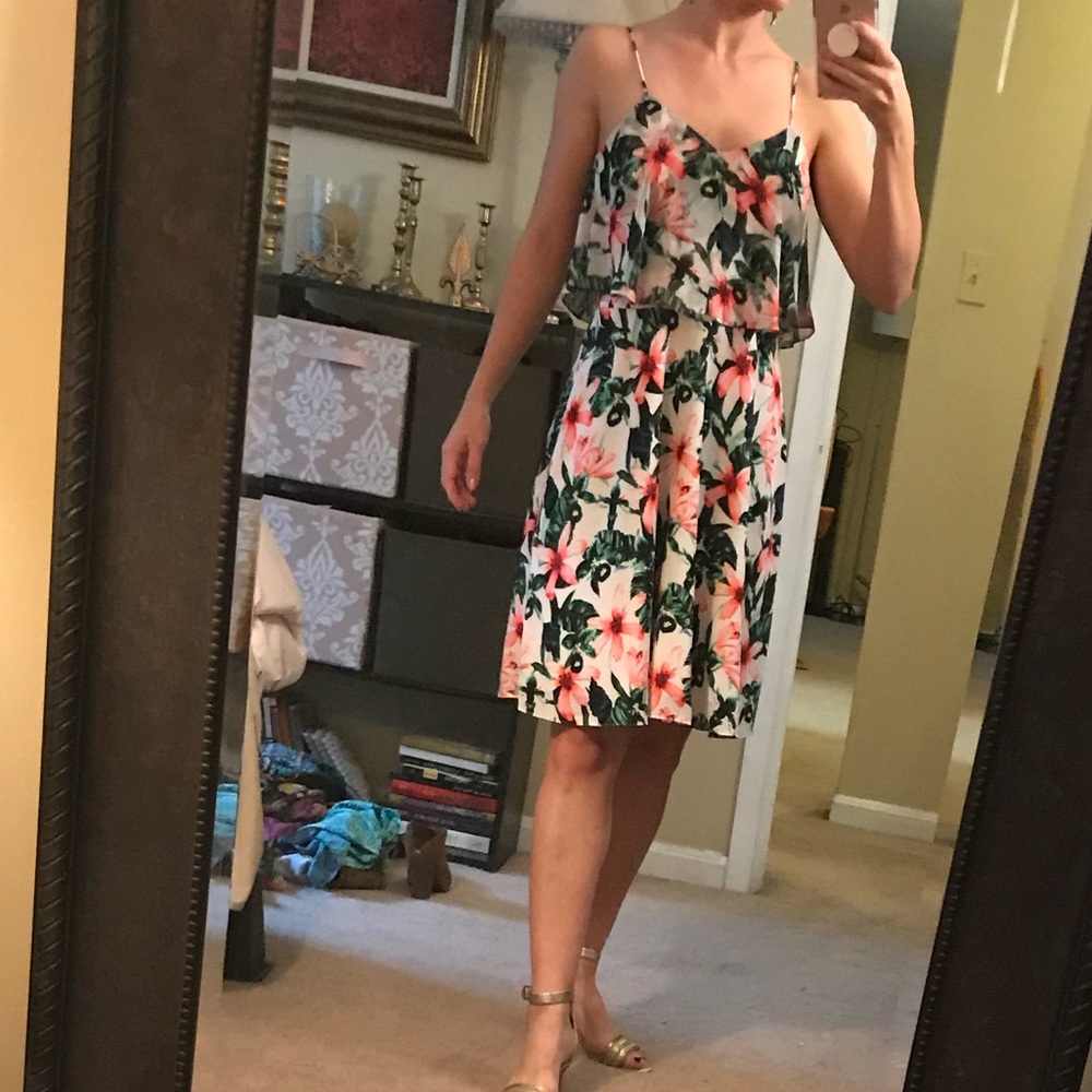 Flirty floral dress perfect for vacay & honeymoon!