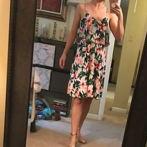 Flirty floral dress perfect for vacay & honeymoon!