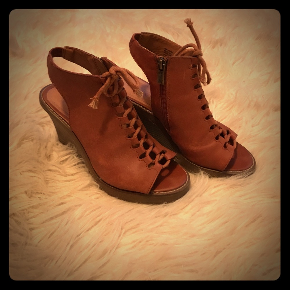Cognac colored Kenneth Cole Shooties