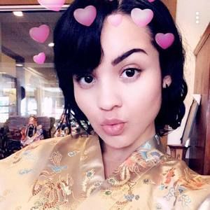 Meet your Posher, Genesis isabelle