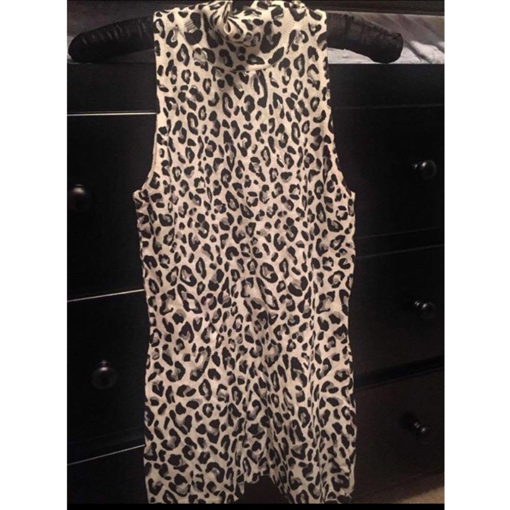 White House Black Marker Top