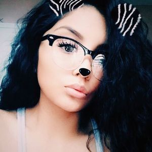 Meet your Posher, Karen selene