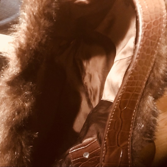 BATH & BODY FAUX FUR TOTE - Picture 2 of 4