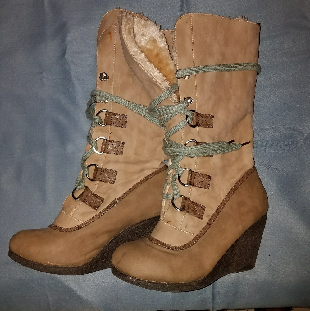 Lace up Boots with fur lining