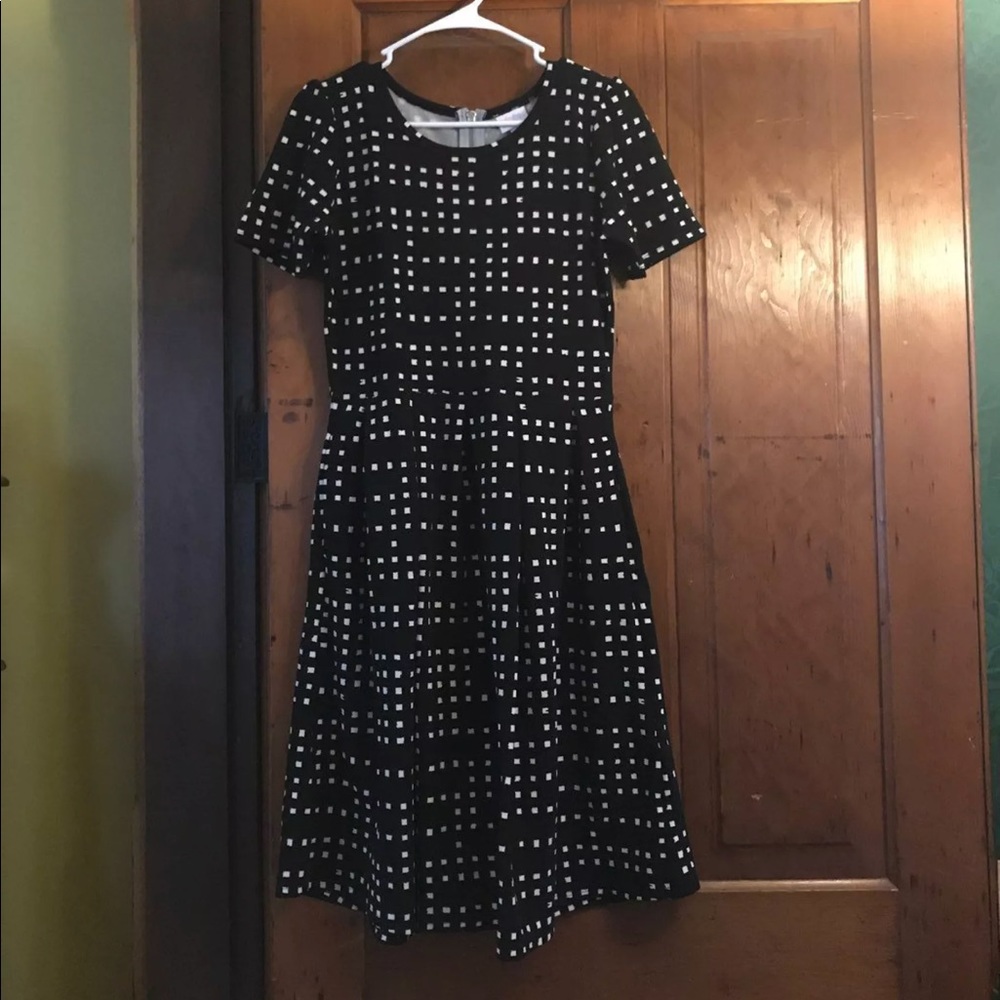 Gorgeous LuLaRoe Amelia black and white