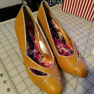 Bait footwear Hindi in gold; sz 9