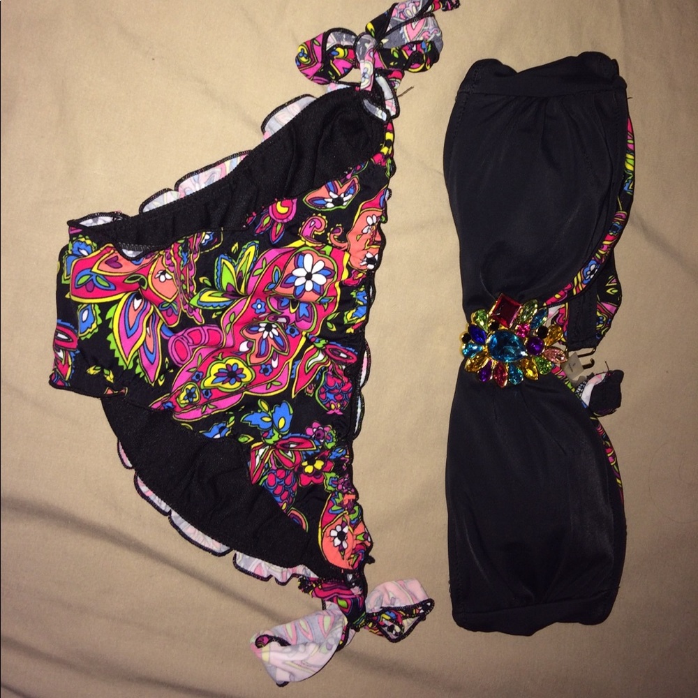 Super cute, multi color floral print bikini 🌺