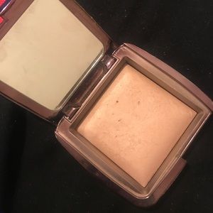 Hourglass Ambient Lighting powder in Dim Light