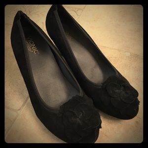 New Vionic black wedge heels w/ floral decoration