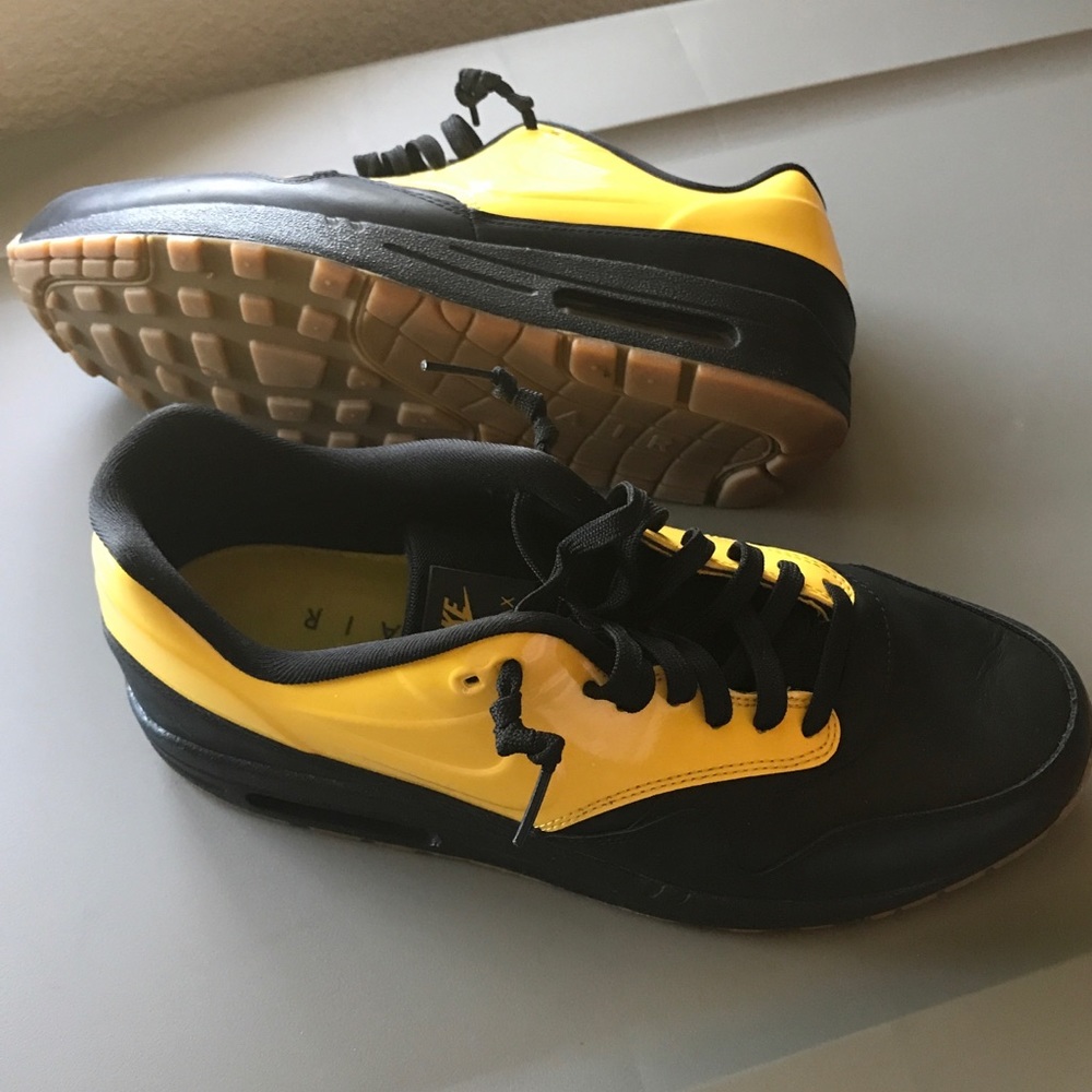 Black and yellow NIKE Air Max