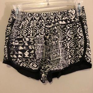 Patterned short shorts