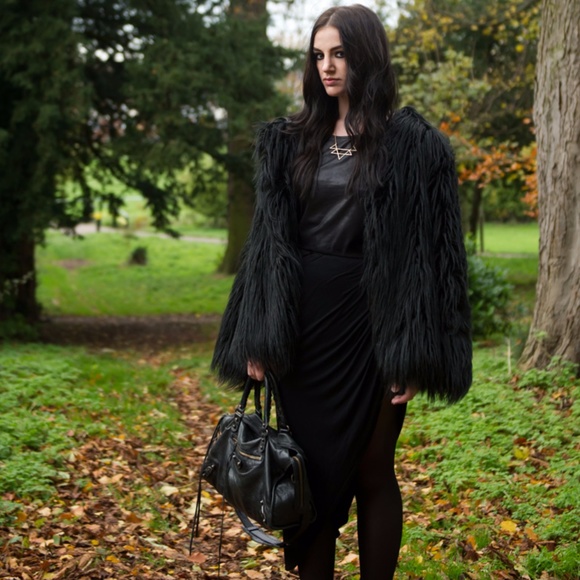 Shaggy Faux Fur Jacket in Black - Lolita Kawaii - Picture 4 of 8