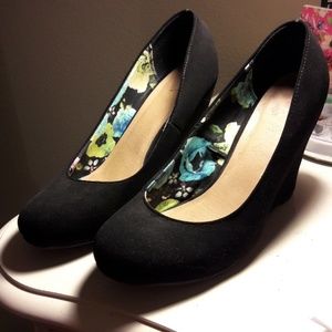 Black wedge heels