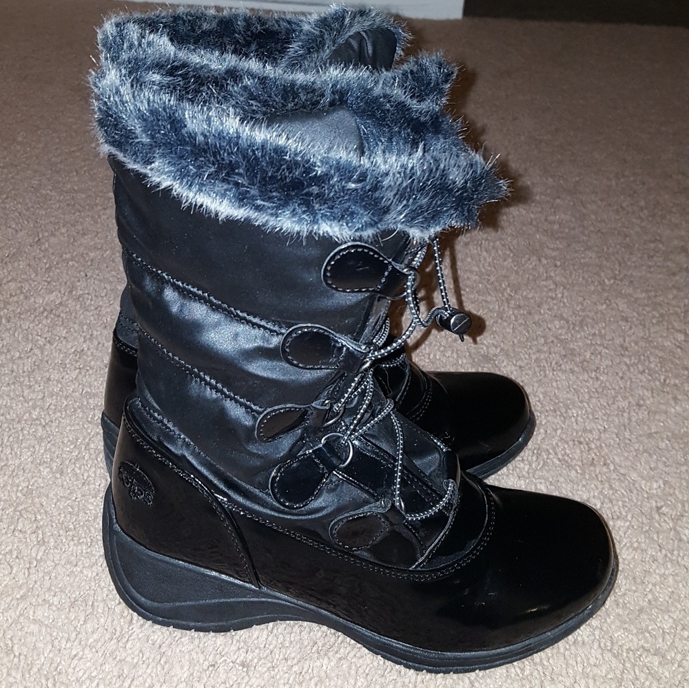 SALE!Like new! Faux fur glossy wedge winter boots.