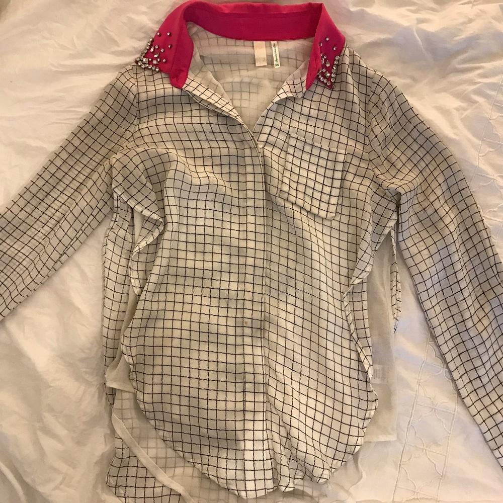 Line & Dot top with hot pink embellished collar