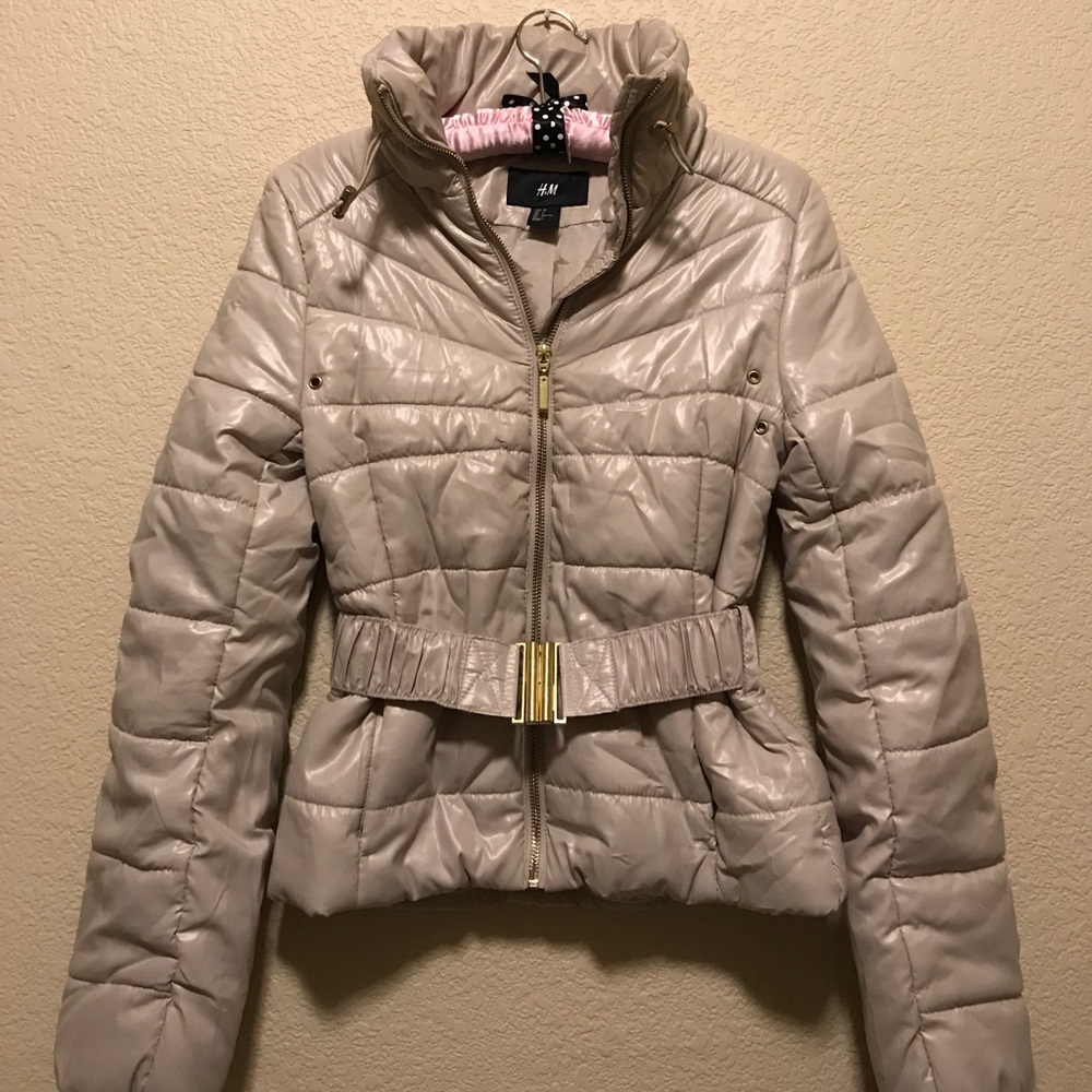 Puffer jacket with belt