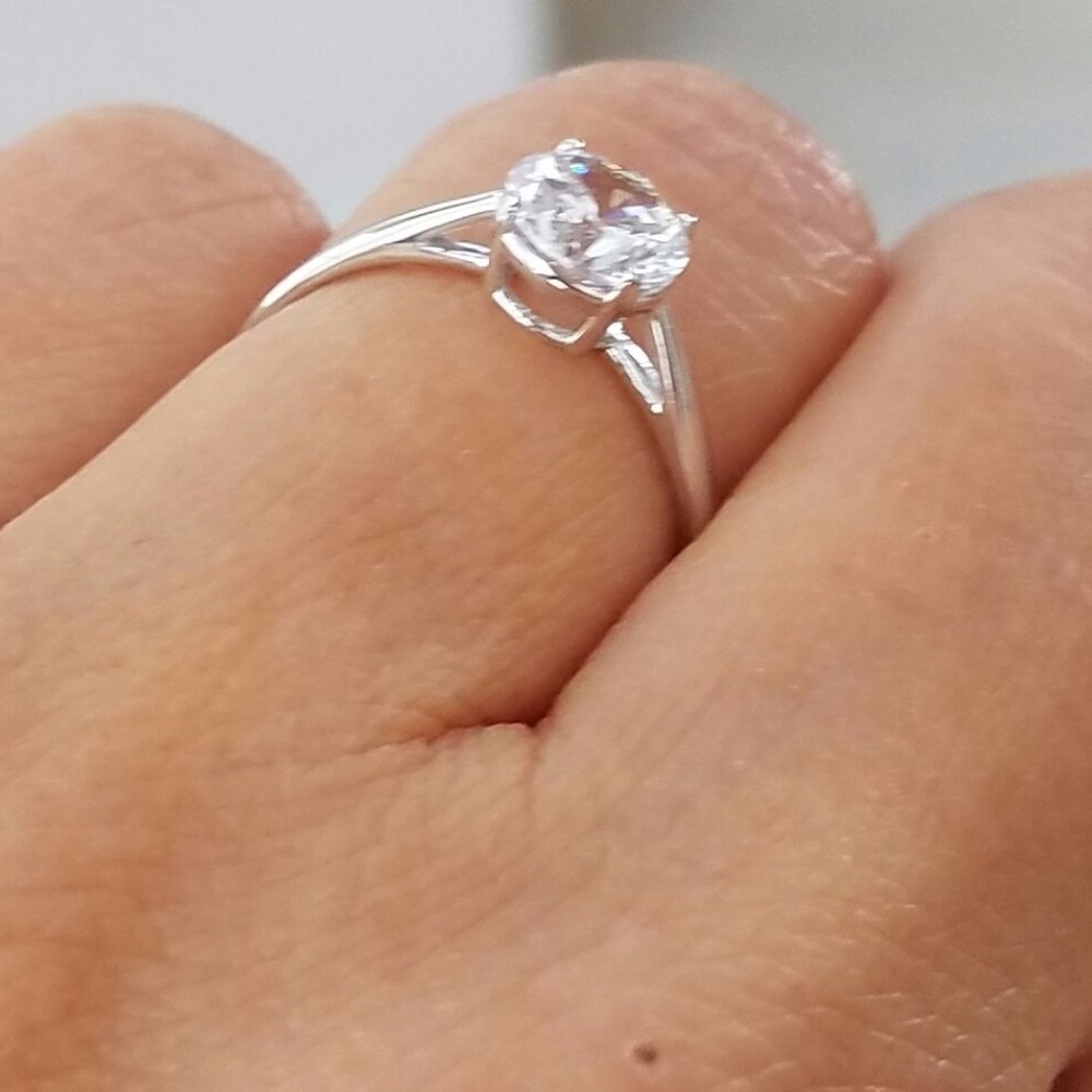 Solid 14k white Gold Solitaire Engagement Ring - Picture 6 of 8