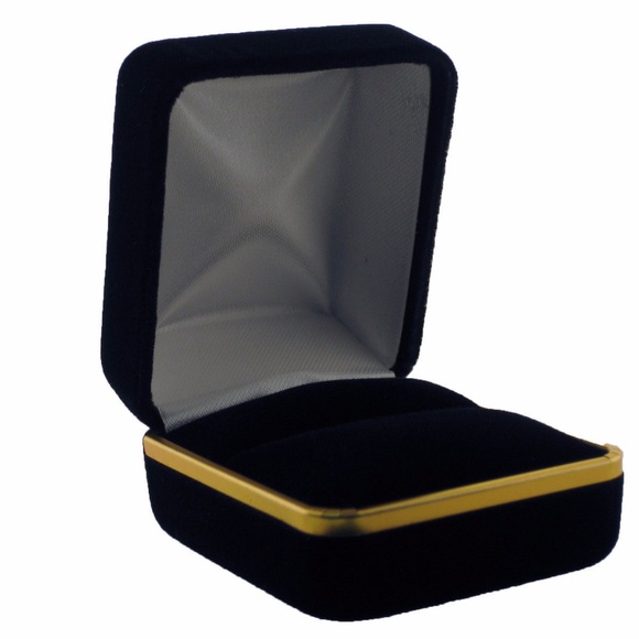 Solid 14k white Gold Solitaire Engagement Ring - Picture 8 of 8