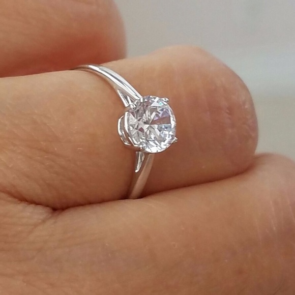 Solid 14k white Gold Solitaire Engagement Ring - Picture 7 of 8