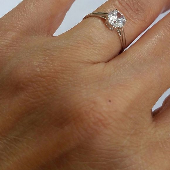 Solid 14k white Gold Solitaire Engagement Ring - Picture 4 of 8