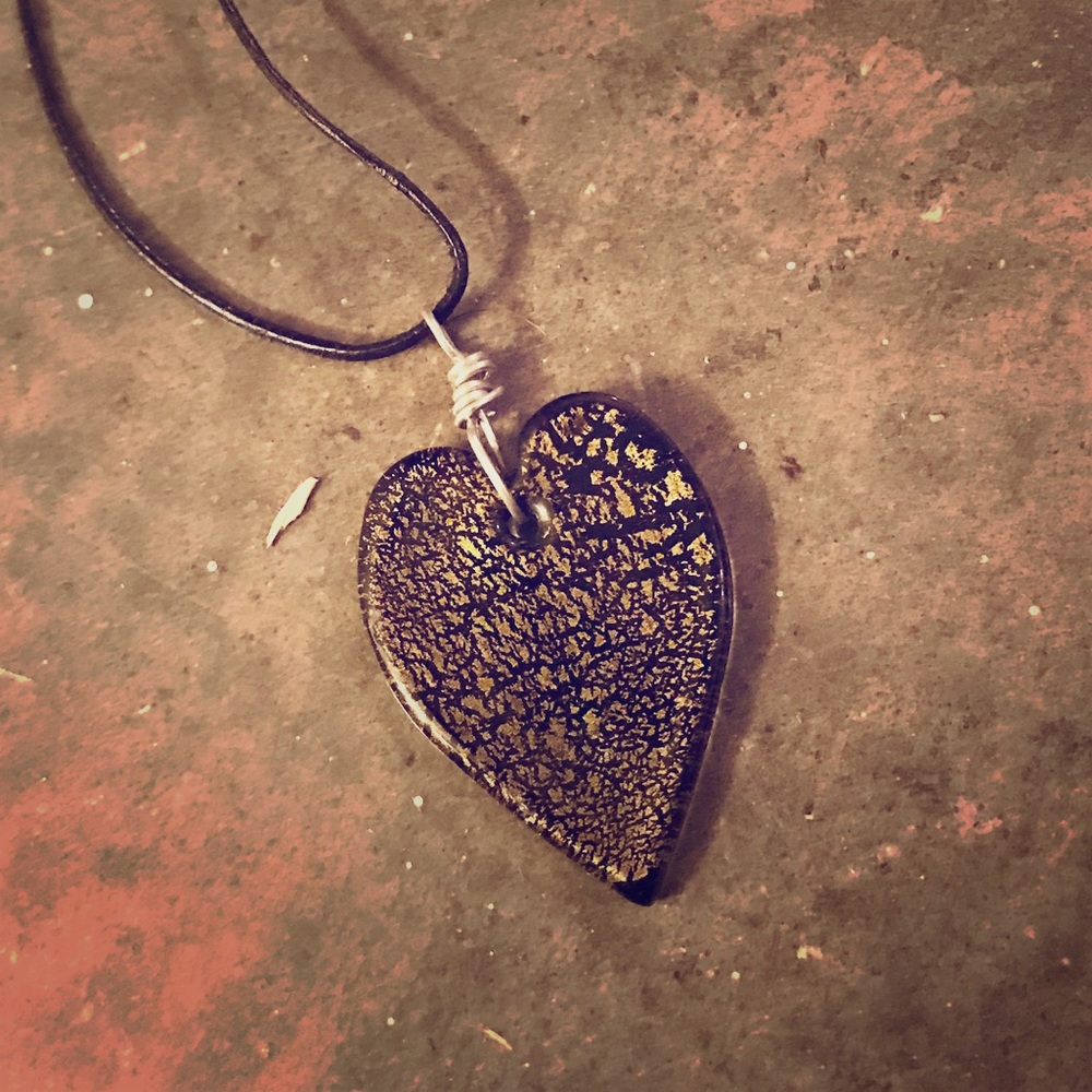 Black&Gold crackle heart necklace!
