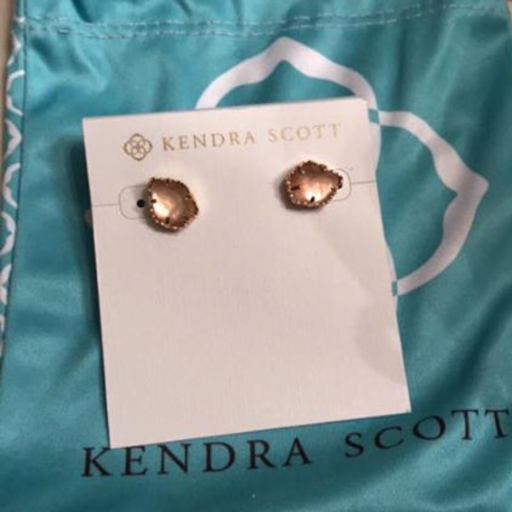 Kendra Scott Tessa studs in peach illusion