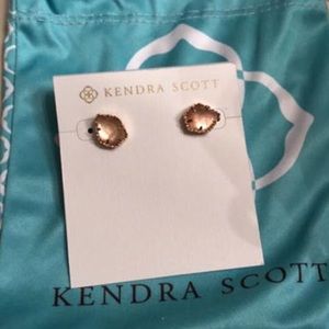 Kendra Scott Tessa studs in peach illusion