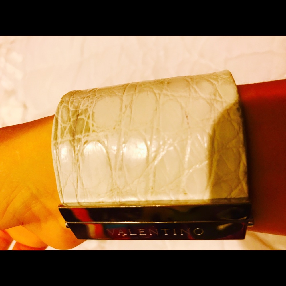 Authentic,VALENTINO pearl faceted watch. - Picture 4 of 8