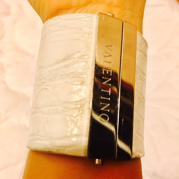 Authentic,VALENTINO pearl faceted watch. - Picture 5 of 8