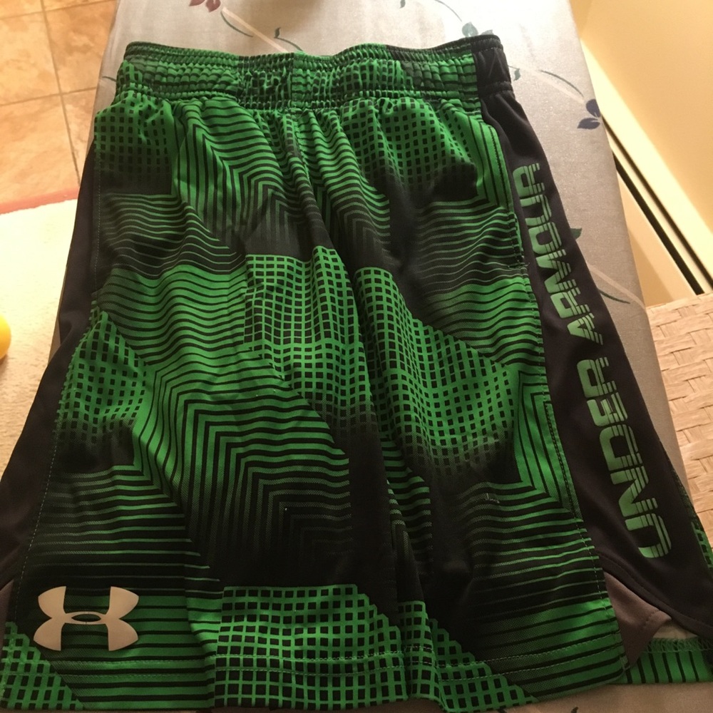 Boys Under Armour shorts size Small