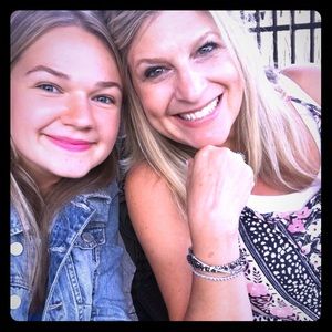 Meet your Poshers, MarMar & MegEmi