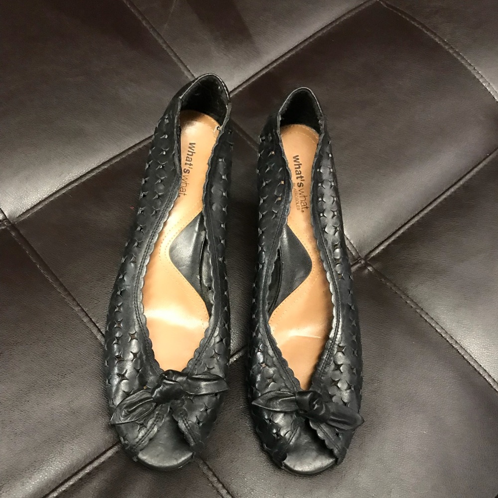 Opened toed black shoes