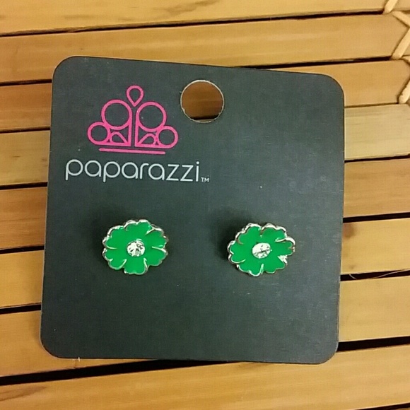☆ Paparazzi Kid's Green Flower Earrings ☆ - Picture 1 of 2