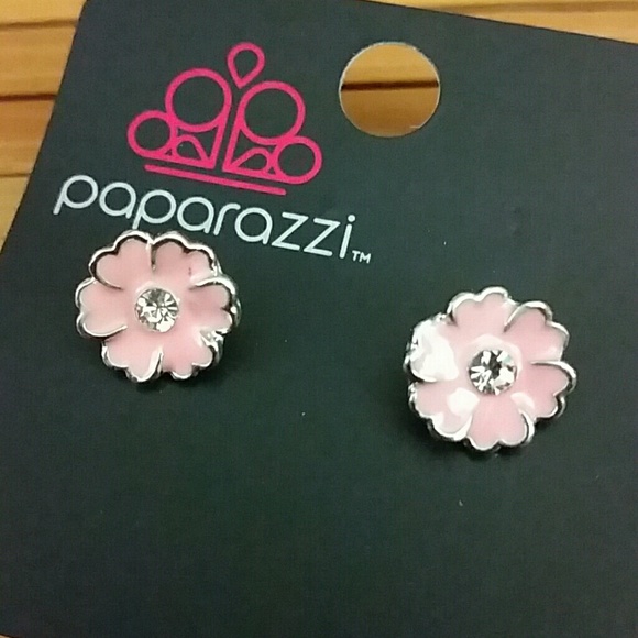 ☆ Paparazzi Kid's Pink Flower Earrings ☆ - Picture 1 of 2