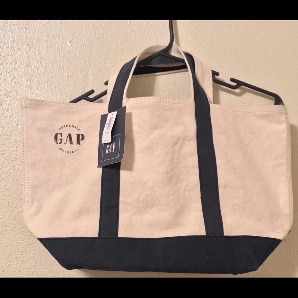 Authentic GAP NWT Navy and Cream carry Tote