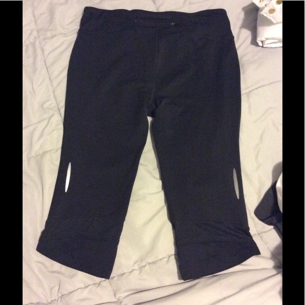 Black under armor cropped leggings
