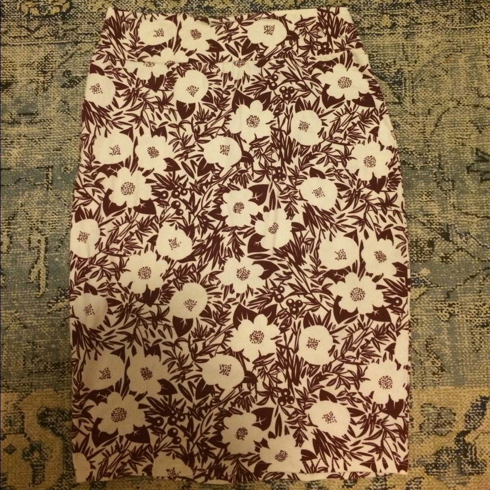 Maroon/white flowered pencil skirt.