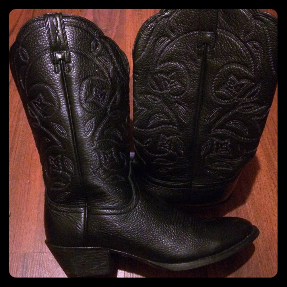 Cowboys or cowgirls boots