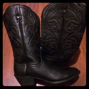Cowboys or cowgirls boots