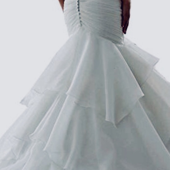 New without tags wedding dress. Never worn - Picture 6 of 7