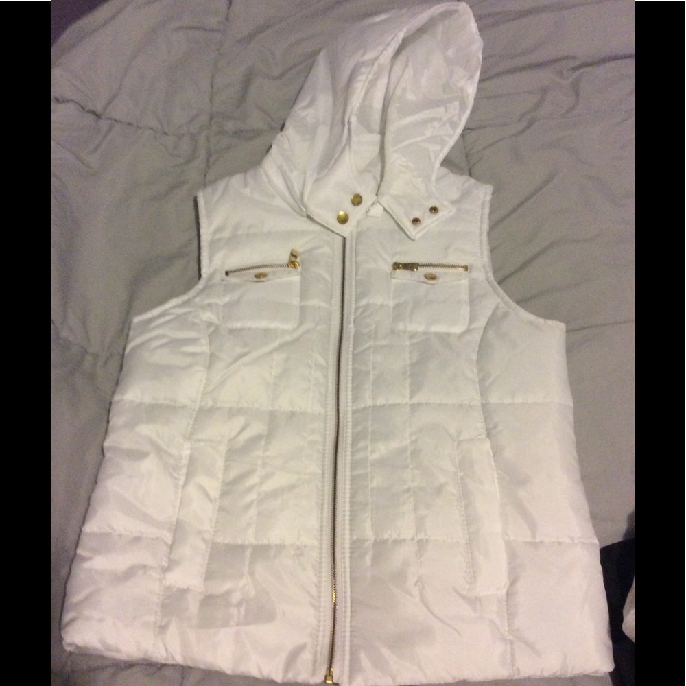 White Chaleco with gold zipper