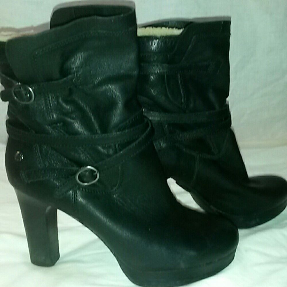 UGG "Olivia Fashion Boot