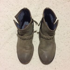 Roxy taupe ankle boots