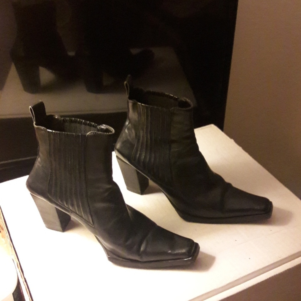Vero Cuoio Black leather heeled boots