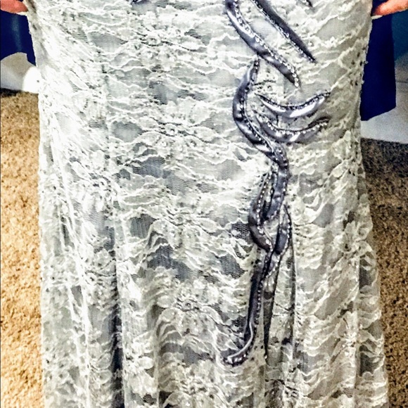Worn once prom dress. Size 4/5 - Picture 2 of 3