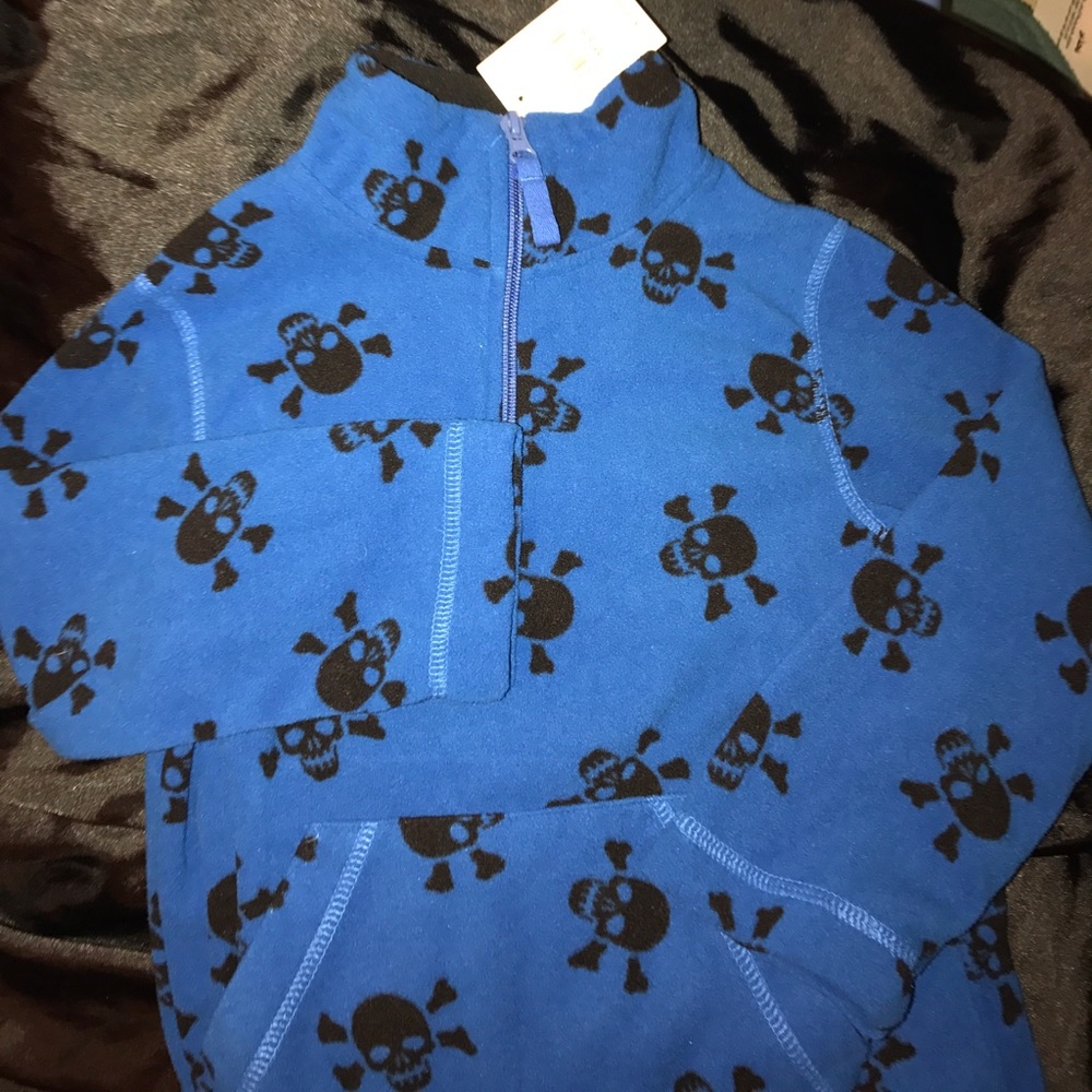 NWT Boys Arizona fleece sweater skulls