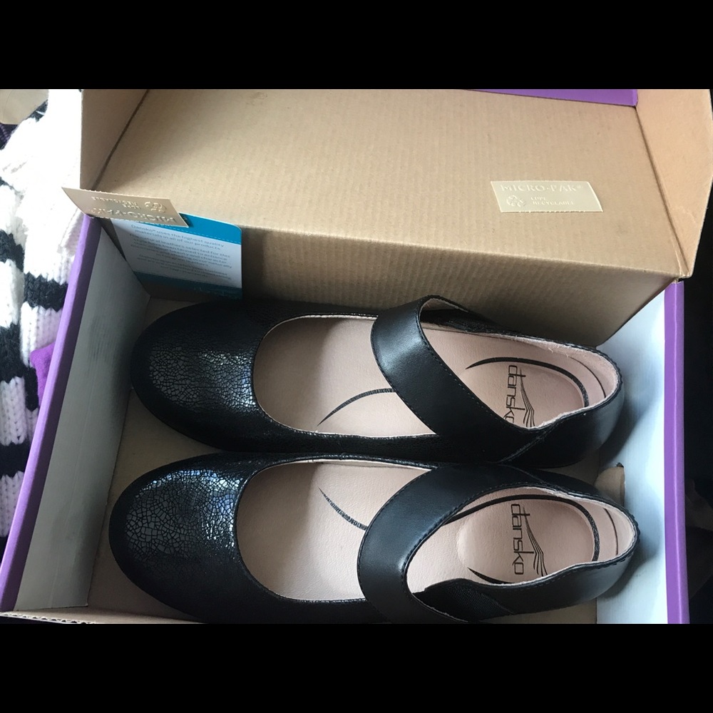 New in Box Dansko Size 7 Beautiful Black Flats