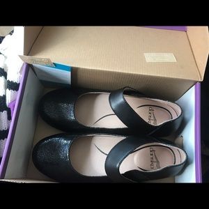 New in Box Dansko Size 7 Beautiful Black Flats