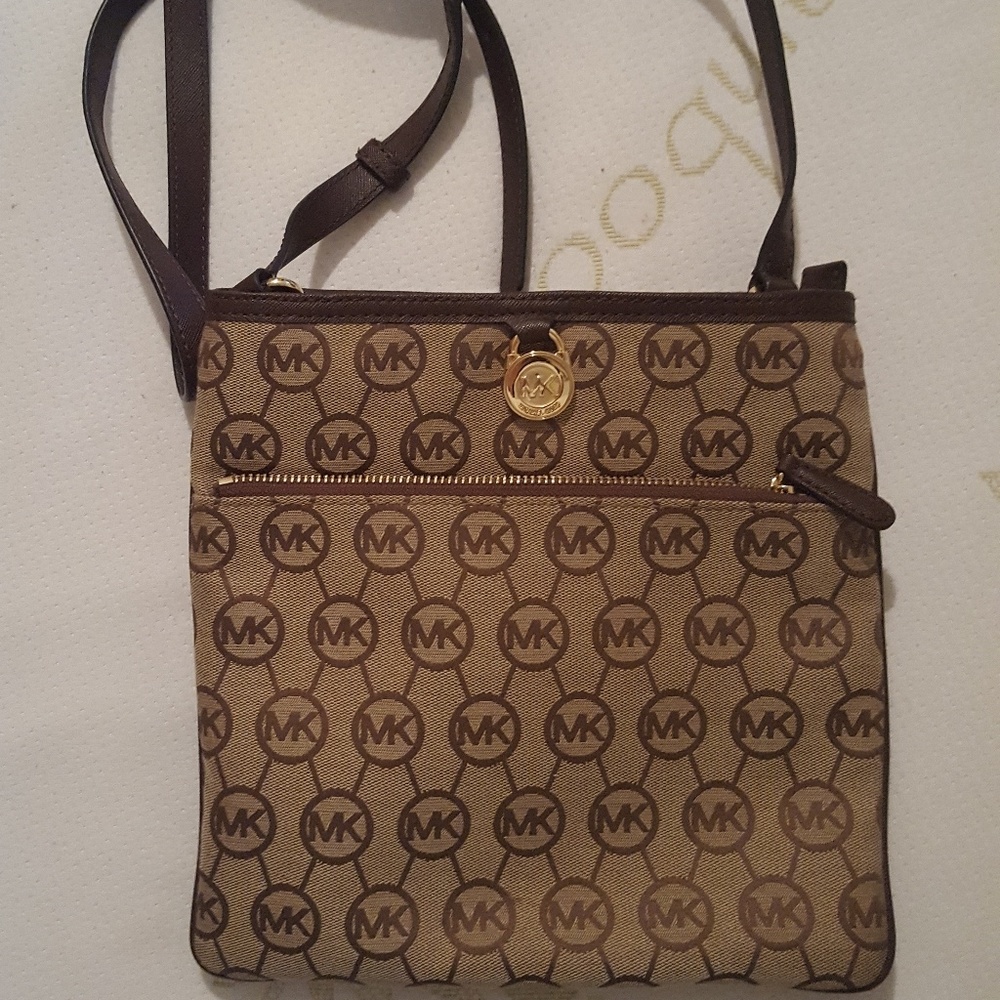 Cross body Michael Kors purse